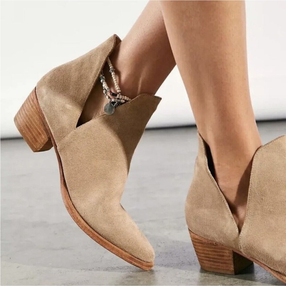 Free People Charm Double V Camel Suede Ankle Boot Boots real leather size 7